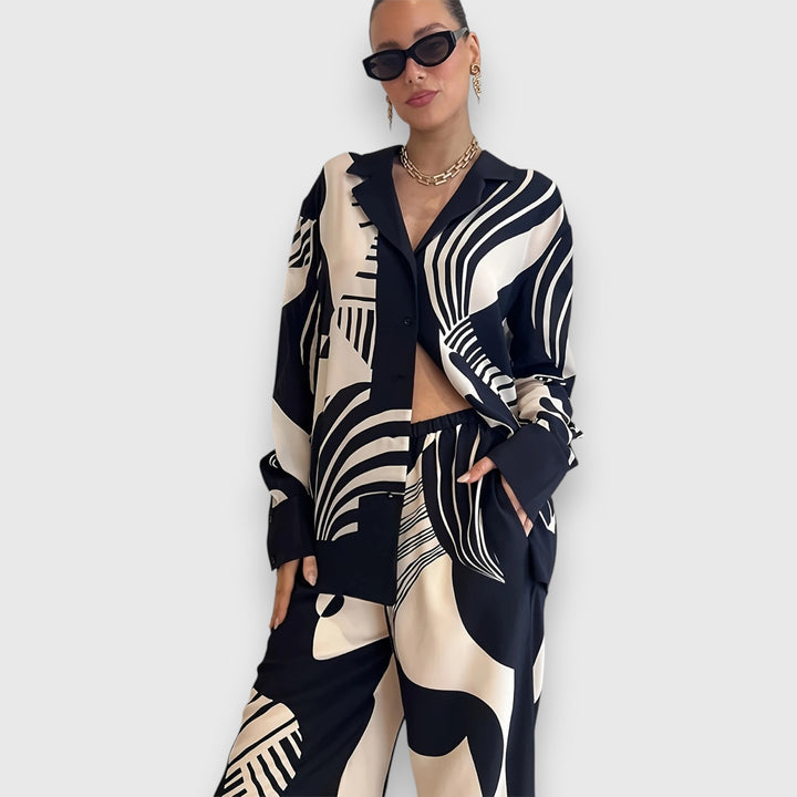 Kaheosaline komplekt elegantse geomeetrilise disainiga