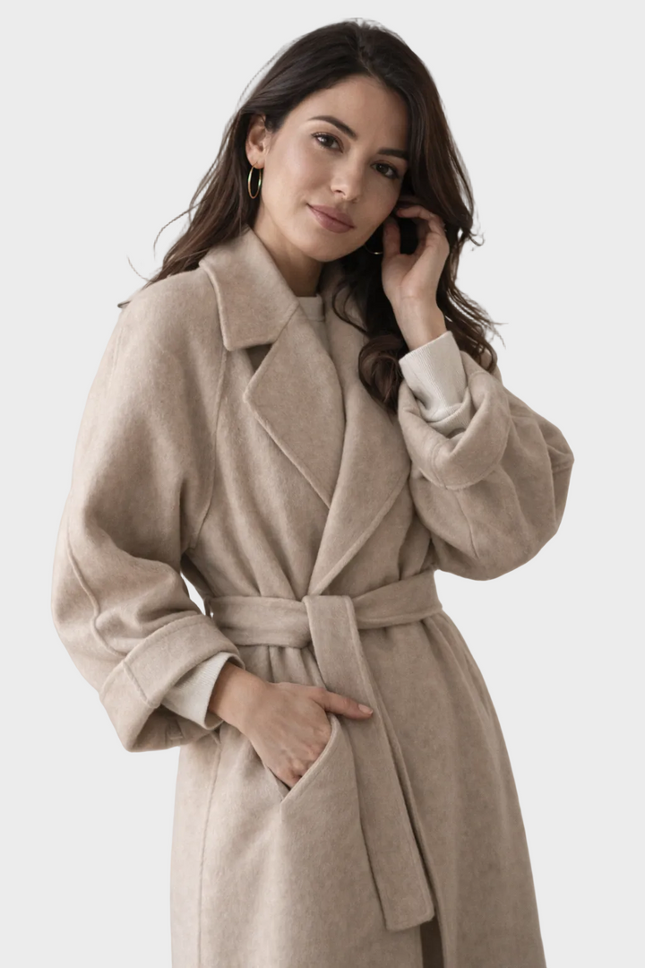 Lana - Elegantne pikk mantel vööga