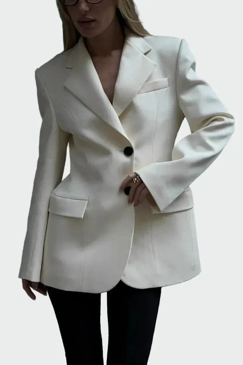 Jakk muljetavaldava lõikega ja nuppudega